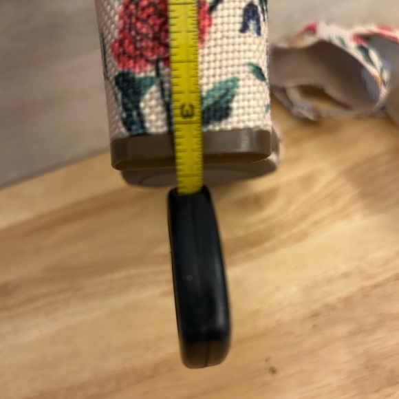 Guess Floral Print High Heels With A Slingback And a Platform Sole. - Picture 8 of 11